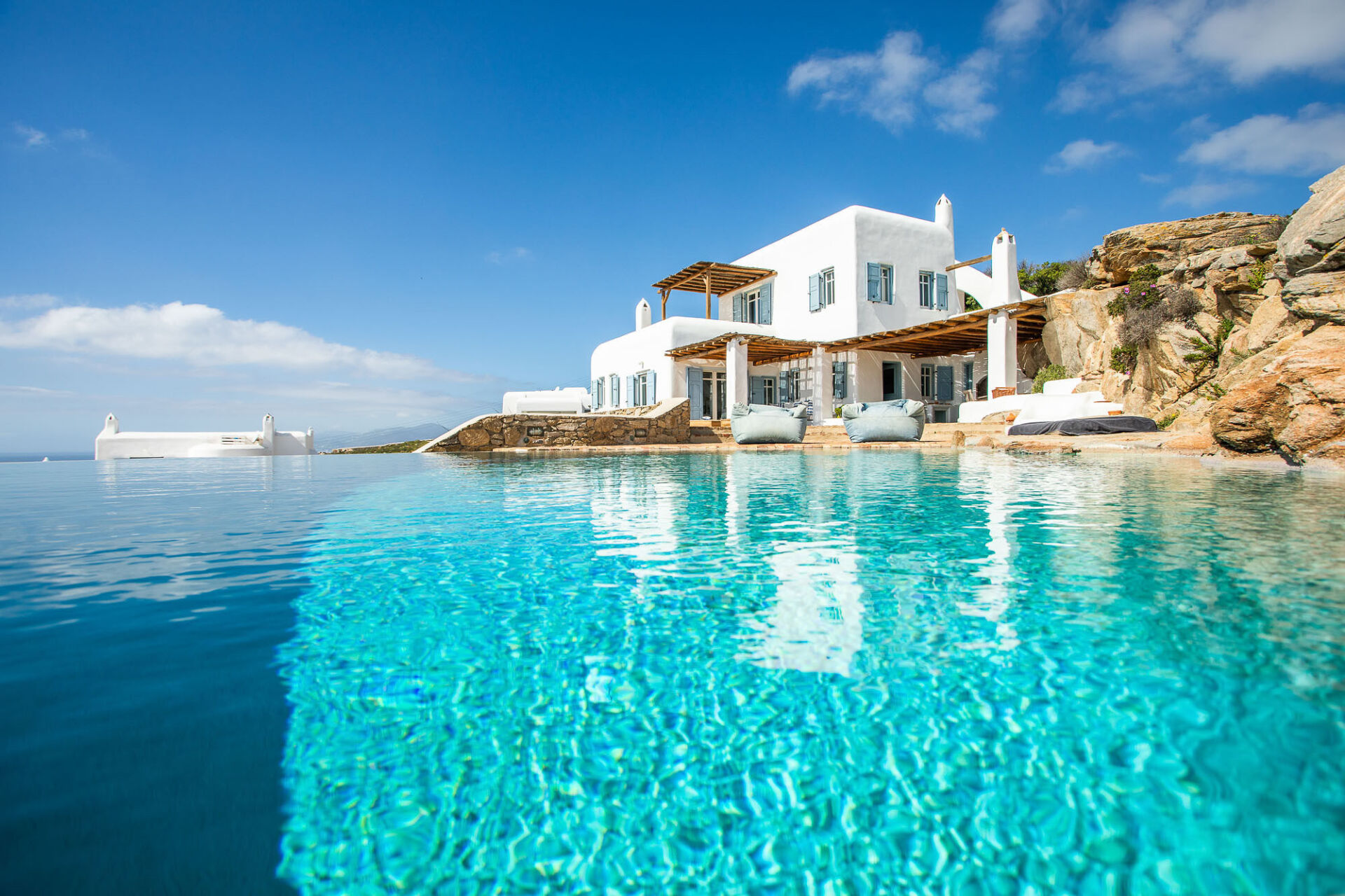Villa with 5 Bedrooms & Infinity Pool in Tourlos  FL1537
