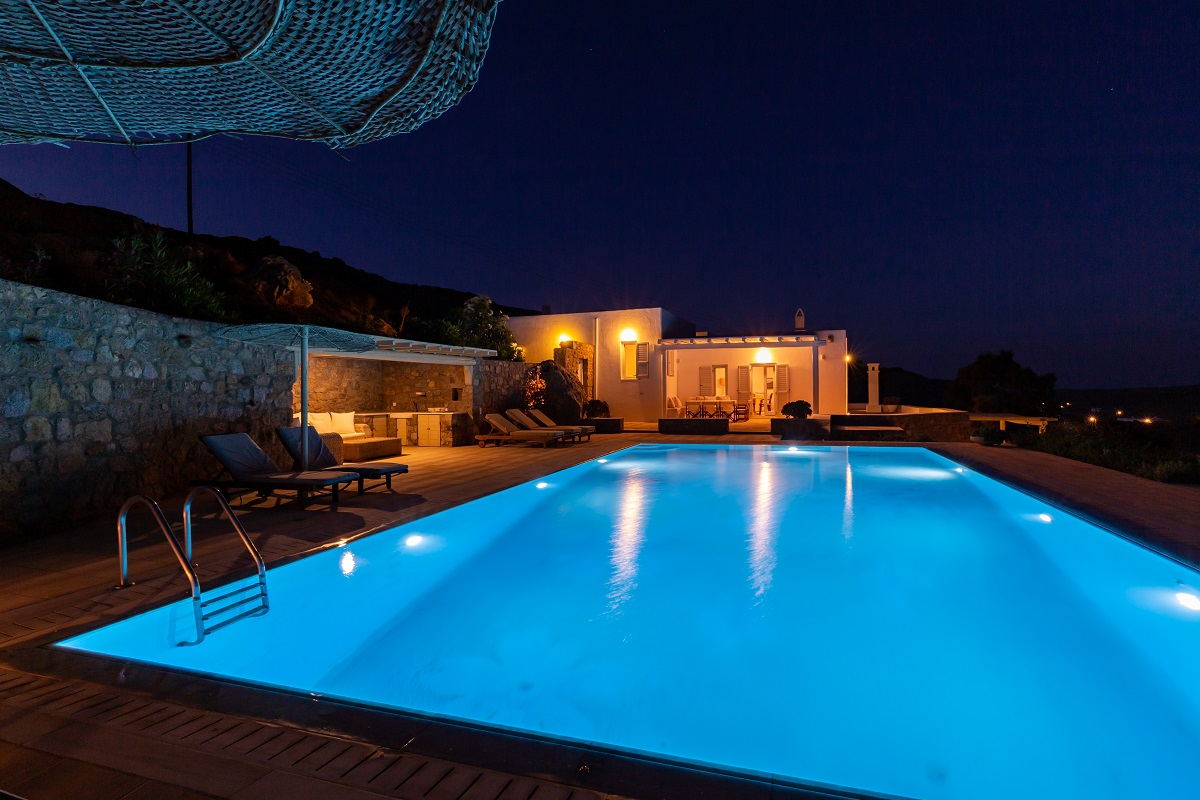 Elegant Villa Up to 14 guests in Agrari, The Quieter Parts of the Island FL1007
